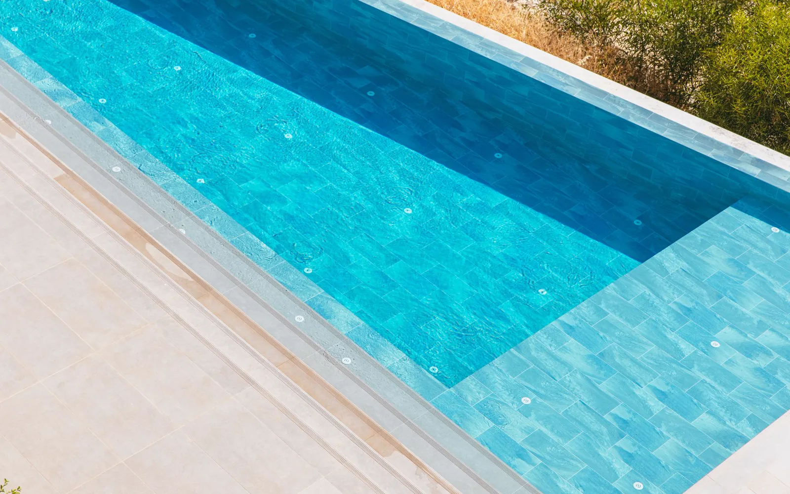 Particulier remplissant un formulaire de devis de piscine en ligne sur une tablette
