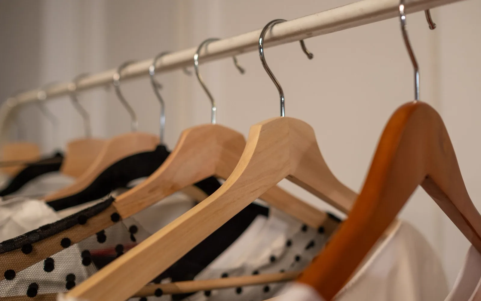 Employé de pressing présentant une chemise repassée et emballée