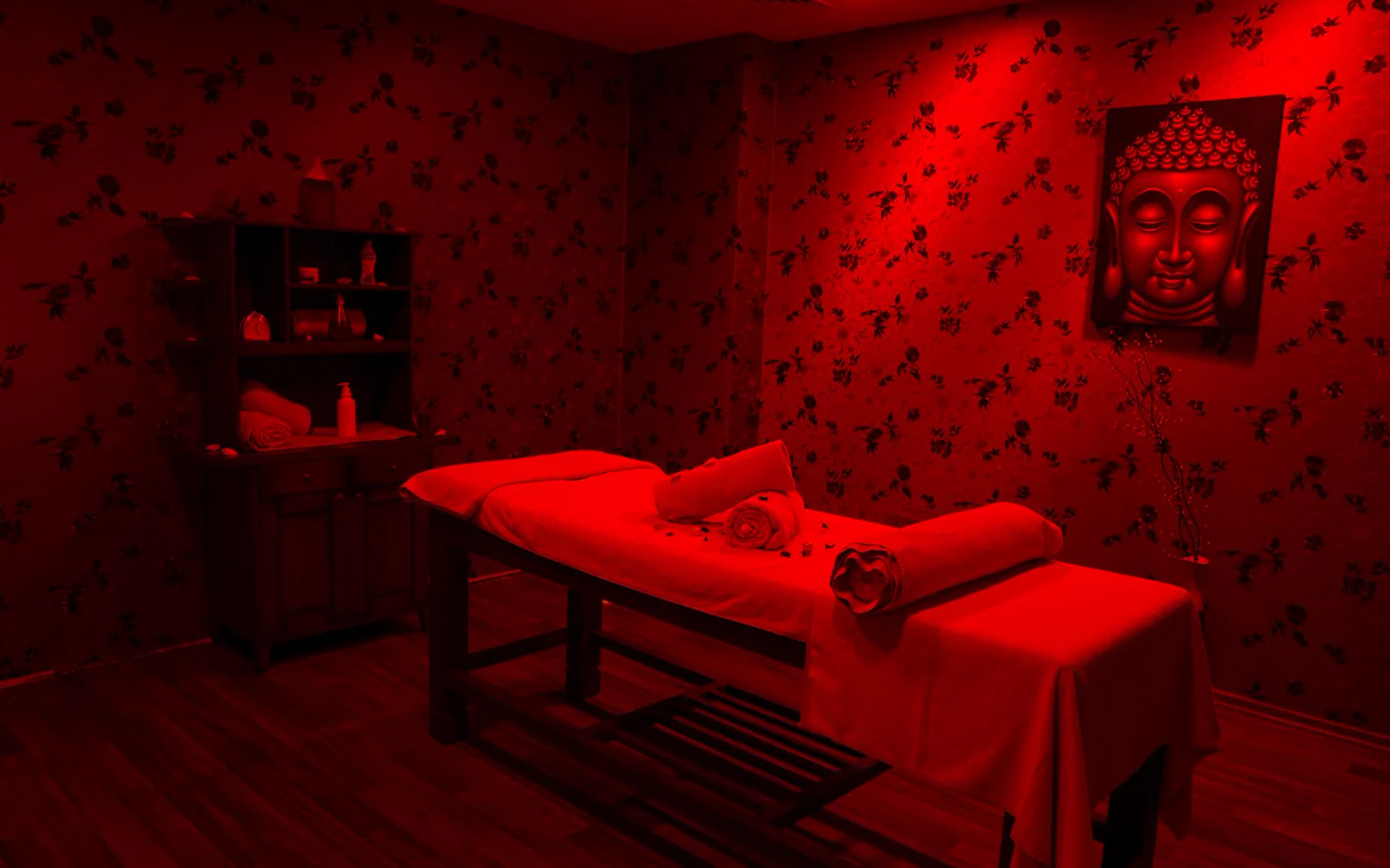Cabinet de psychologue avec deux fauteuils confortables dans une pièce lumineuse et apaisante