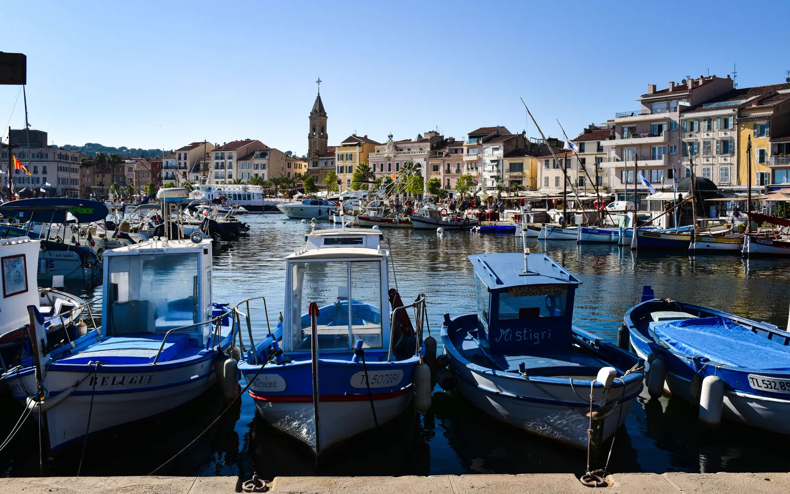 Terrasse de restaurant à Bandol avec vue sur le port et la mer turquoise