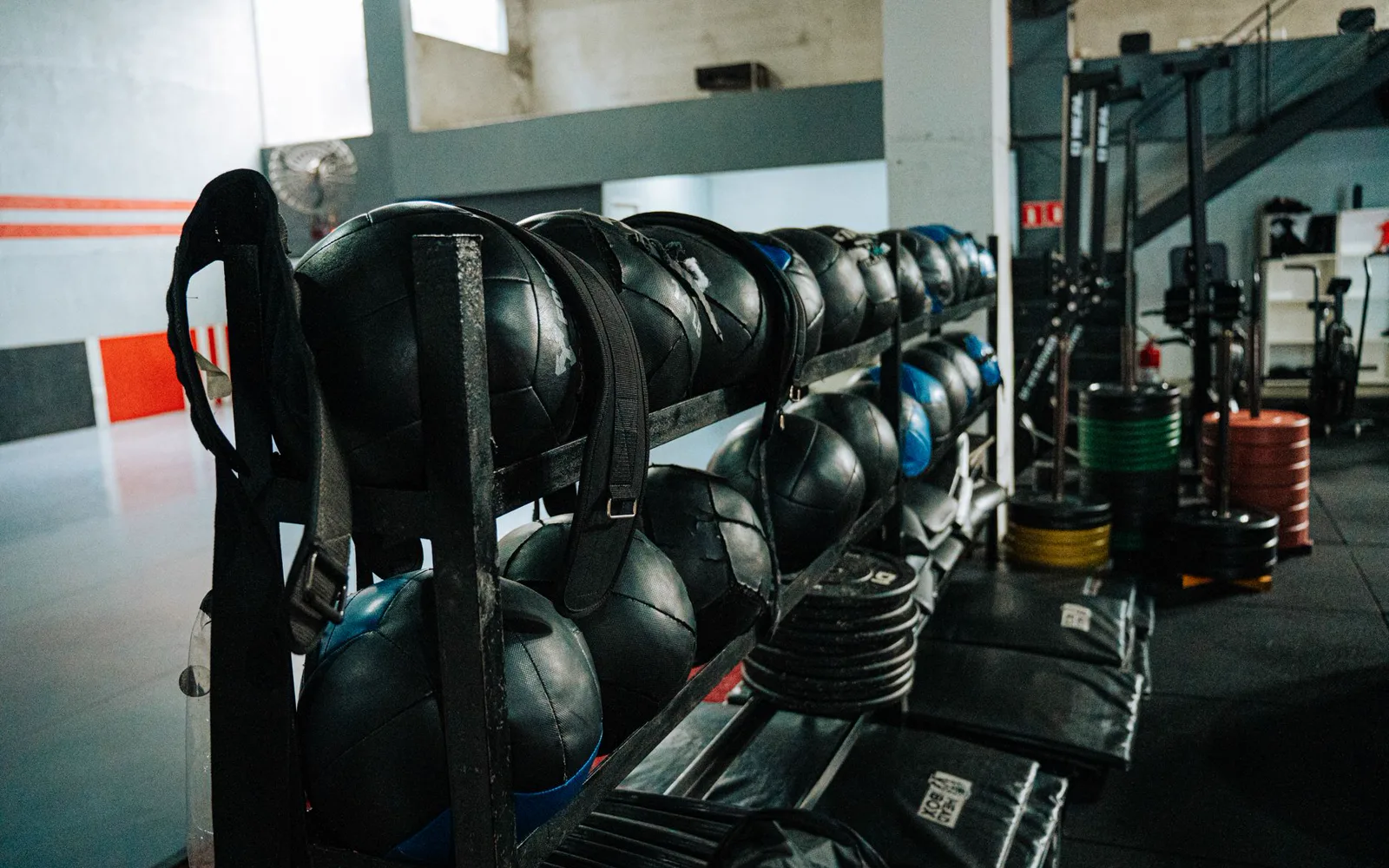 Salle de musculation moderne avec équipements et lumière naturelle