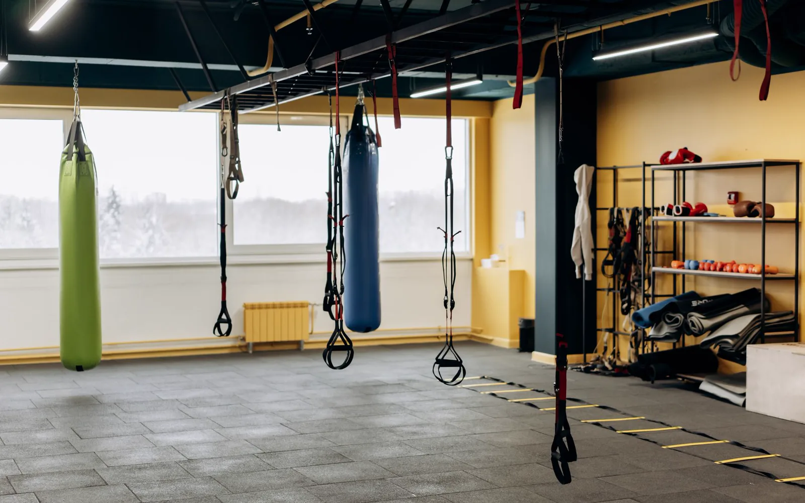 Groupe de personnes en cours collectif de fitness dans un studio lumineux