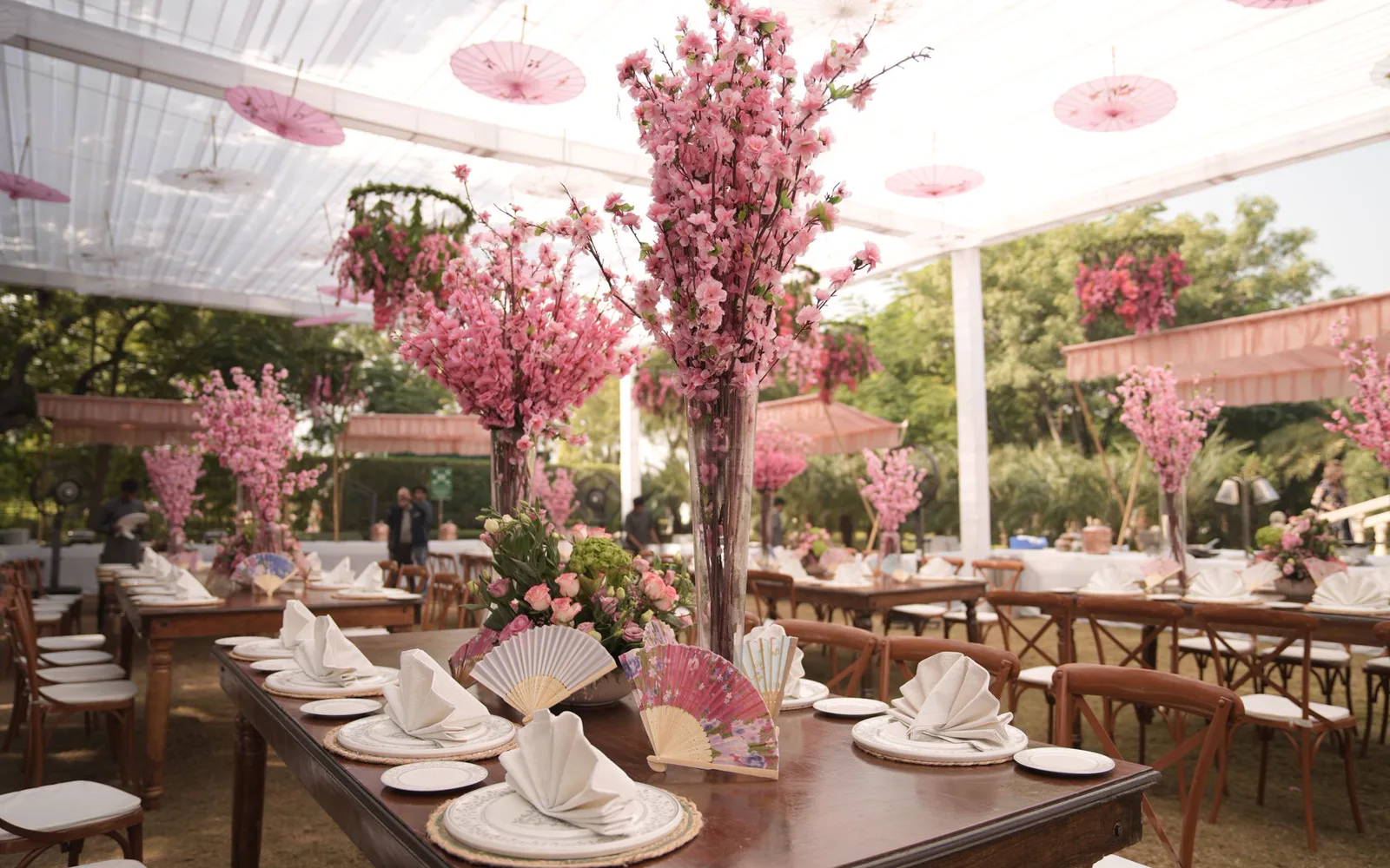Table de réception décorée avec soin lors d'un mariage champêtre en lumière dorée