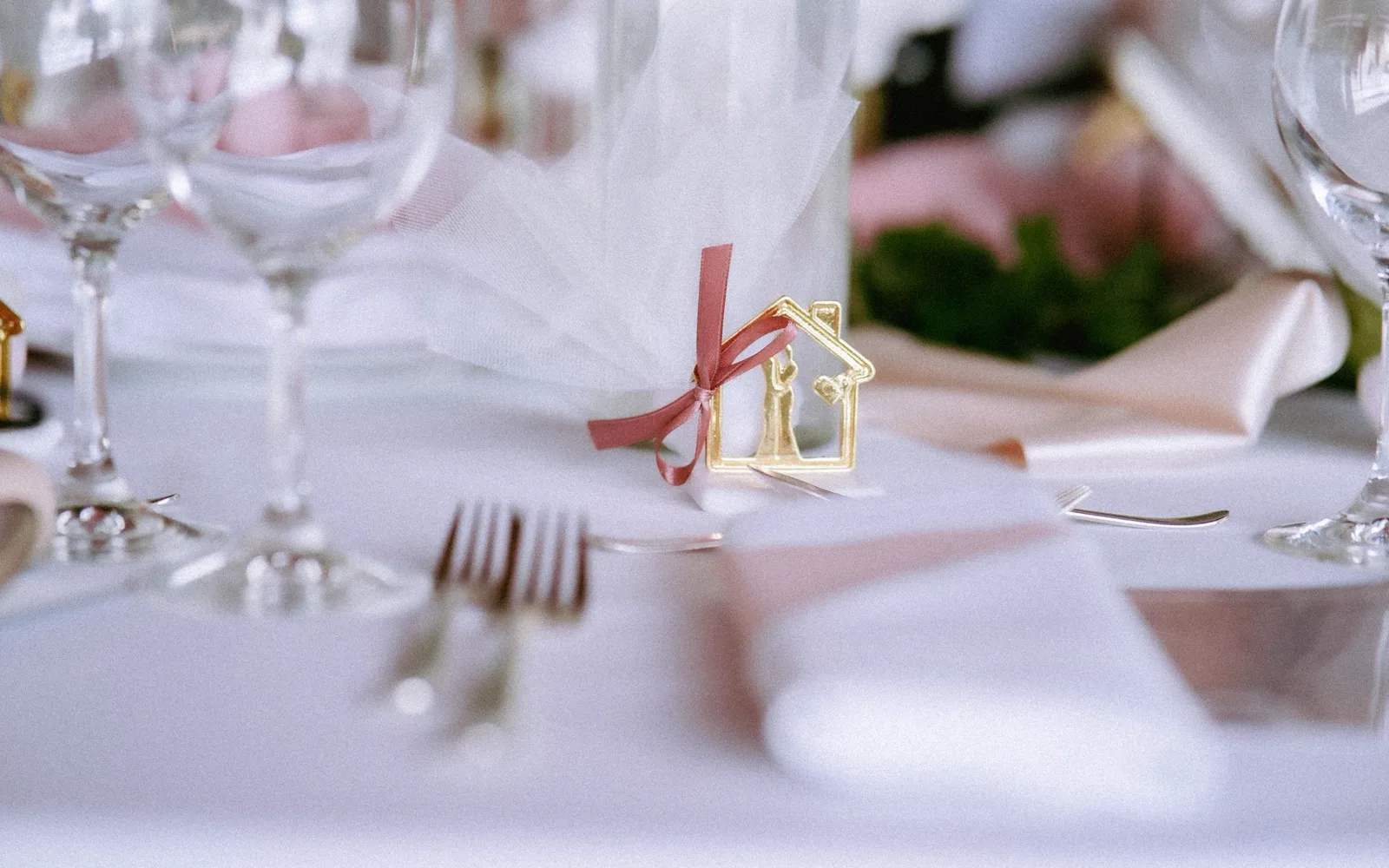 Couple regardant un site de wedding planner sur une tablette avant de prendre contact