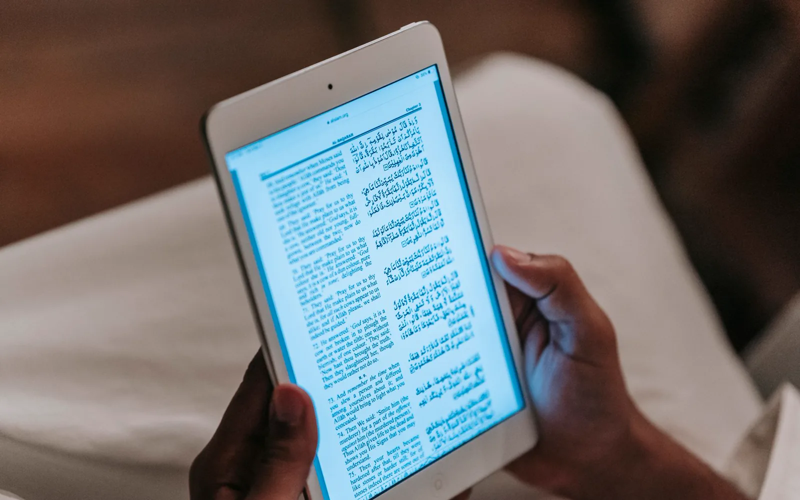 Personne lisant attentivement un article long sur un écran d'ordinateur