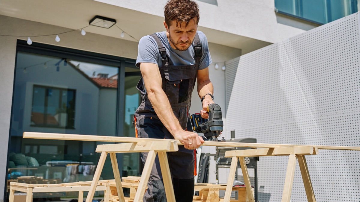 Perceuse en action sur une pièce de bois