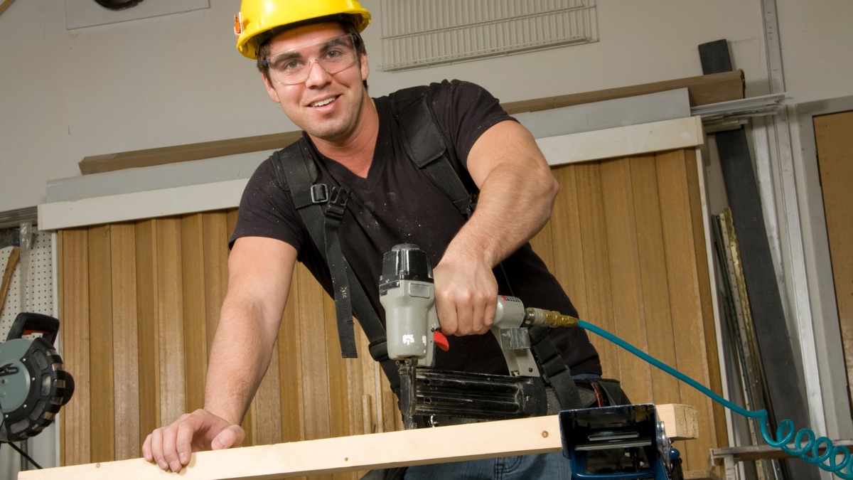 Menuisier utilisant un cloueur