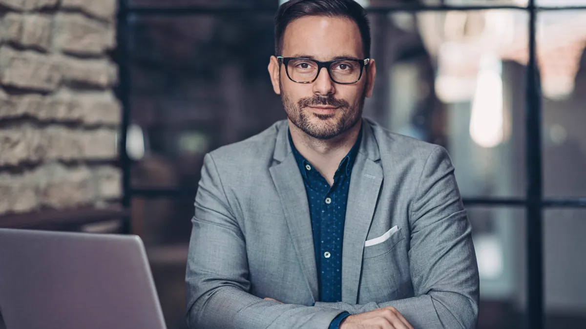 Professionnel crédible démontrant son expertise