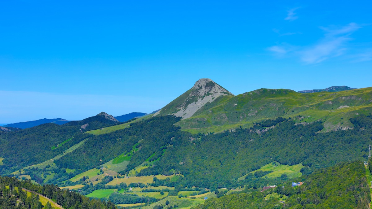 Montagnes des monts du Cantal autour du Lioran