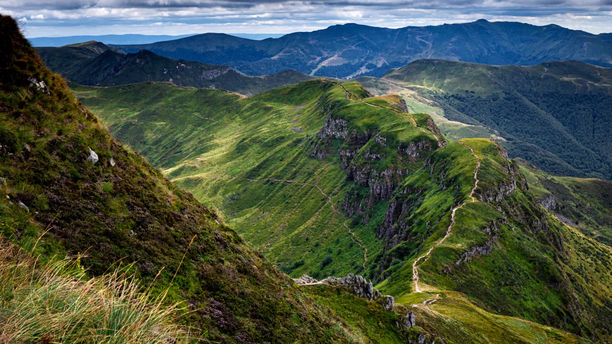 Crêtes verdoyantes des Monts du Cantal