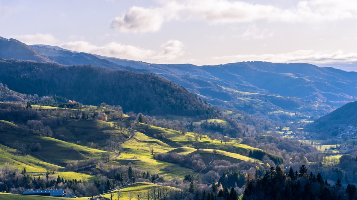 Versants verdoyants des Monts du Cantal