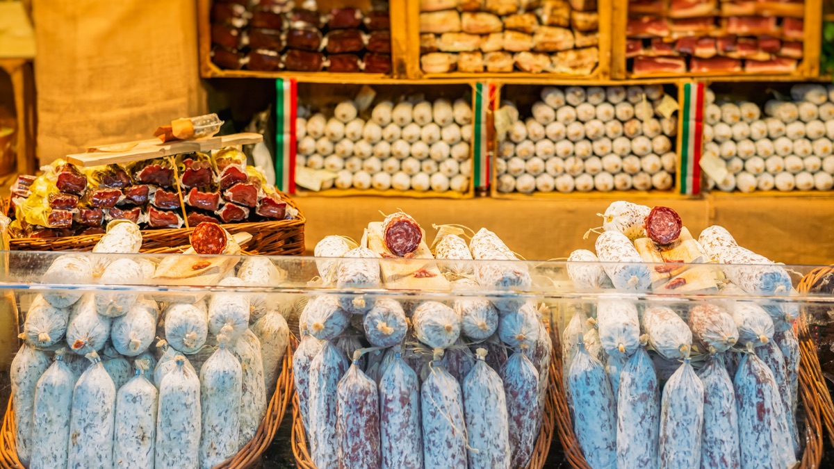 Étal de charcuterie et de produits du terroir cantalien