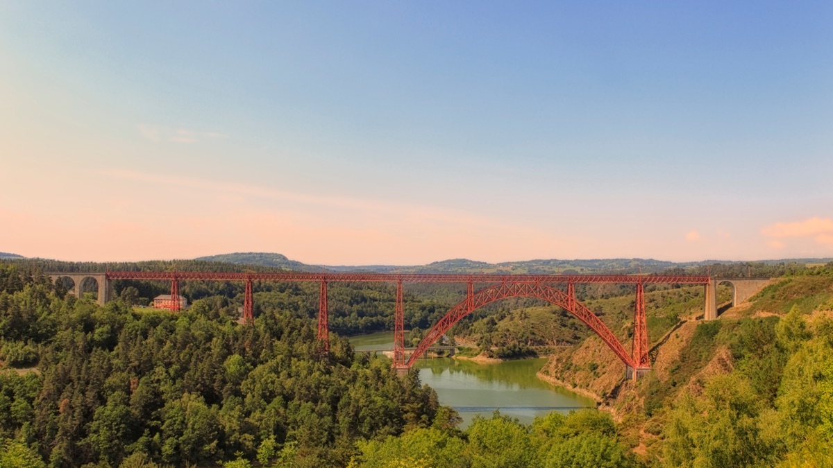 Le viaduc de Garabit surplombant la Truyère