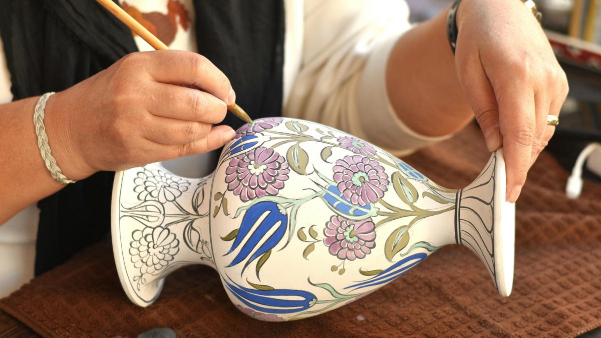 Travail des couleurs sur une pièce artisanale