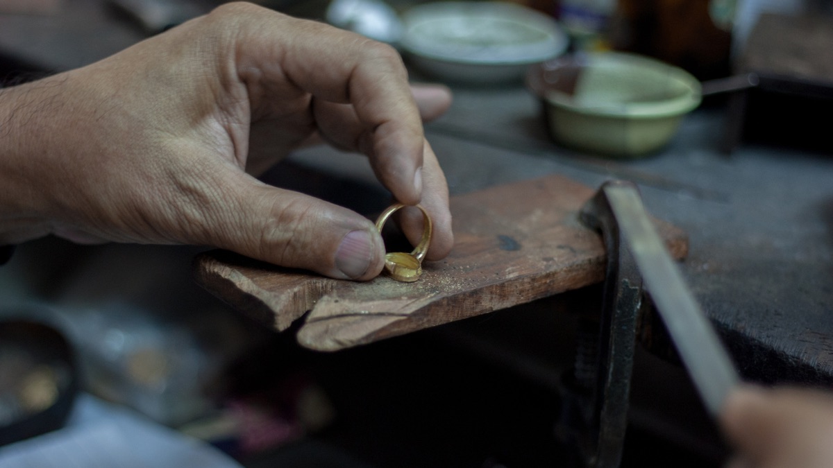 Mains façonnant la matière (artisanat d’art)