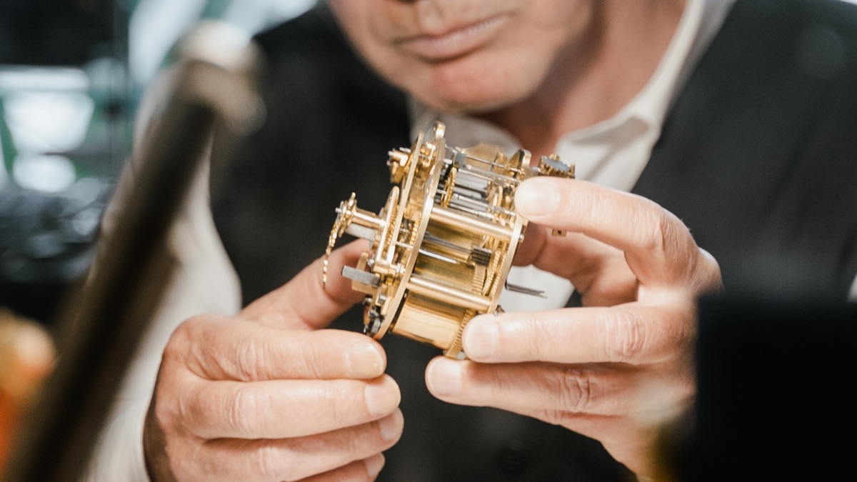 Artisan au travail dans son atelier