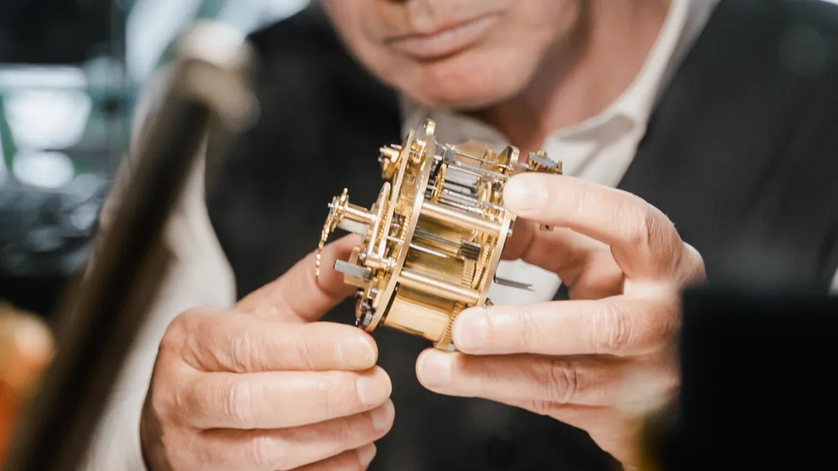 Artisan au travail dans son atelier
