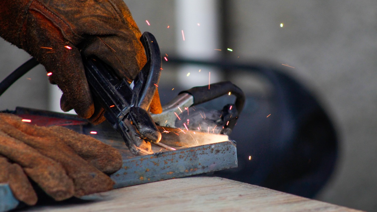 Artisan au travail dans son atelier