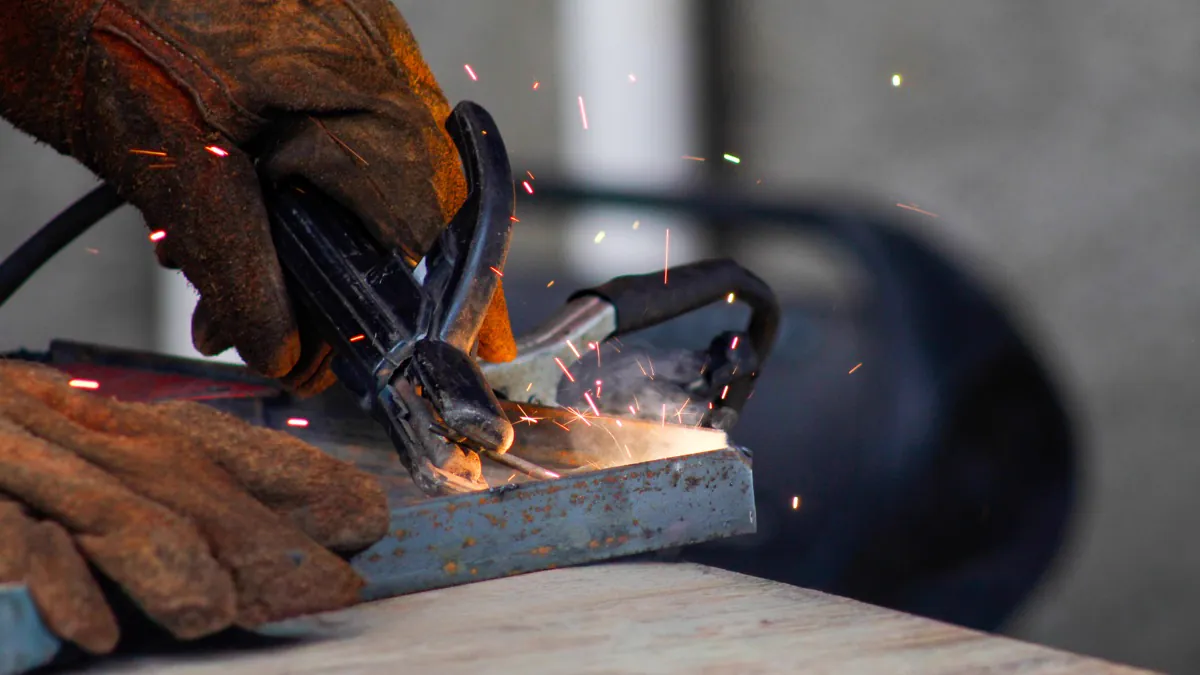 Artisan au travail dans son atelier
