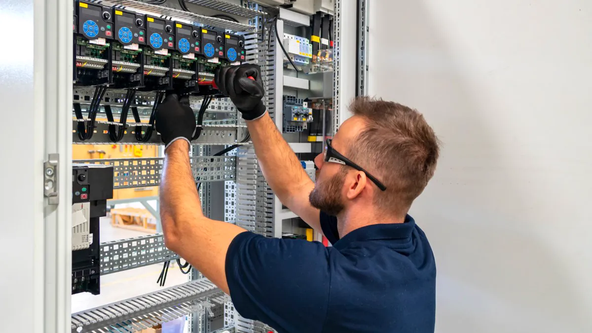 Électricien câblant une armoire électrique