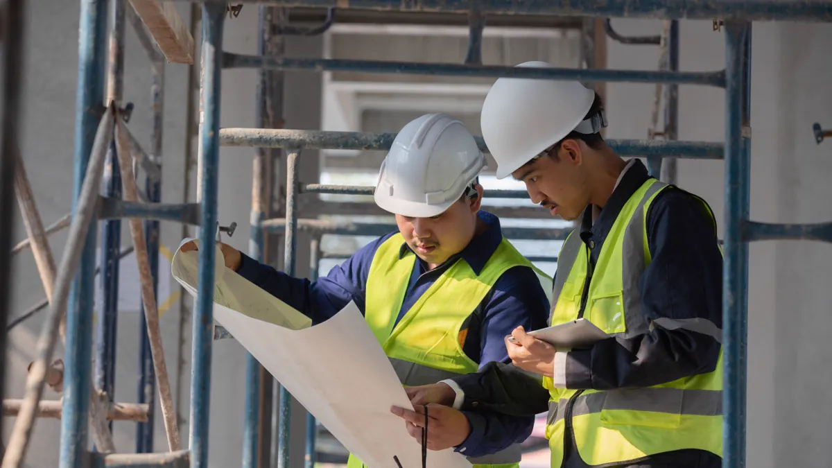 Ouvriers sur un chantier du bâtiment