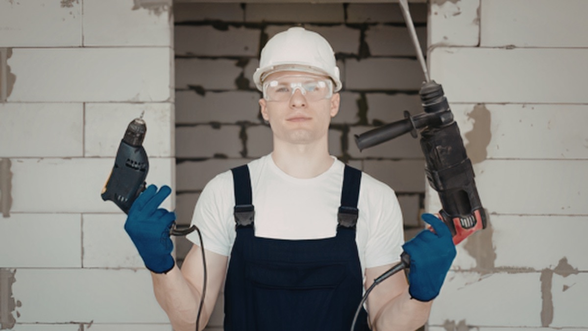 Artisan du bâtiment avec ses outils