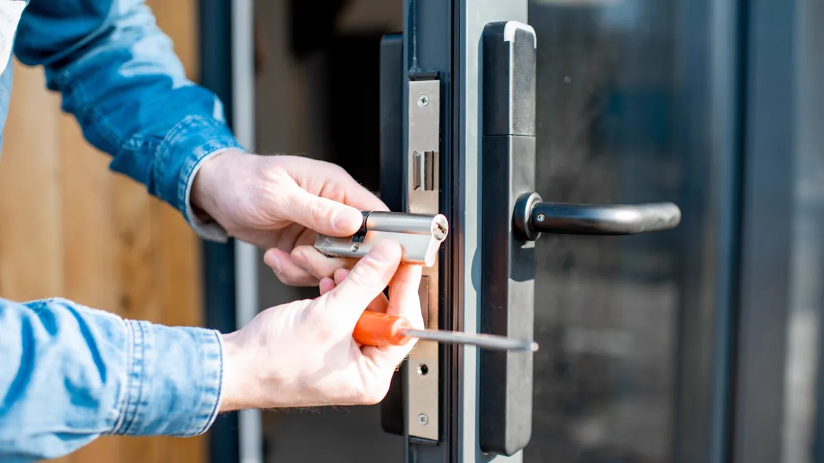 Pose d’un cylindre de serrure sur une porte au tournevis