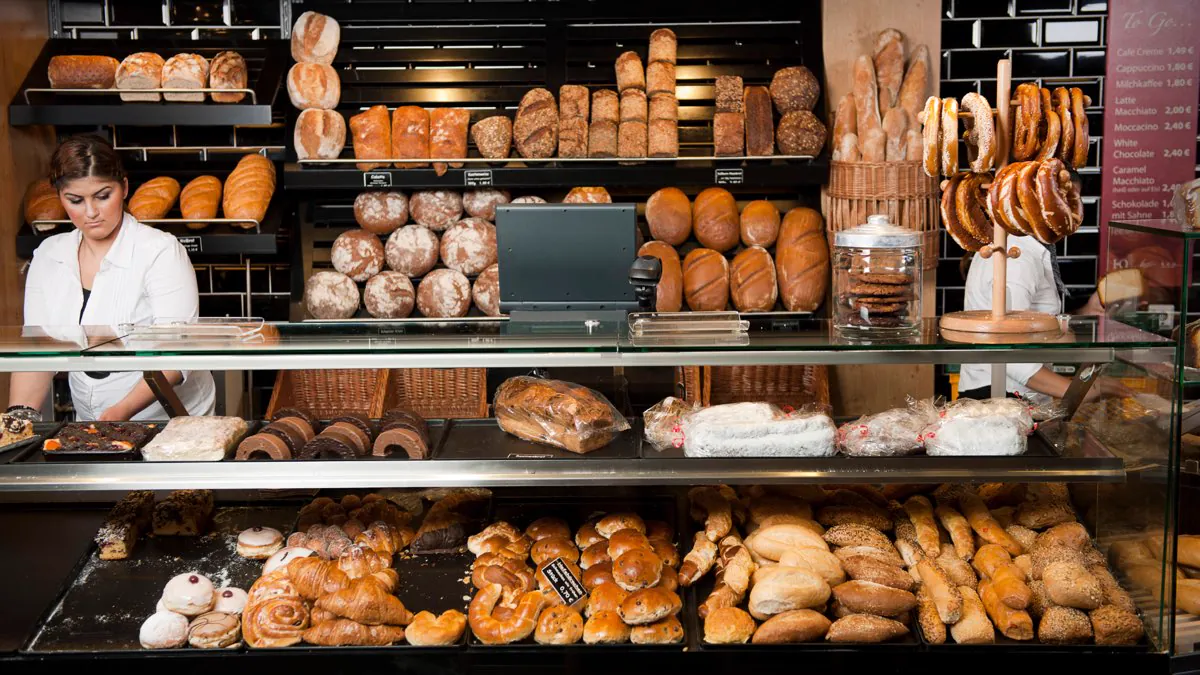 Comptoir de boulangerie garni de pains et viennoiseries