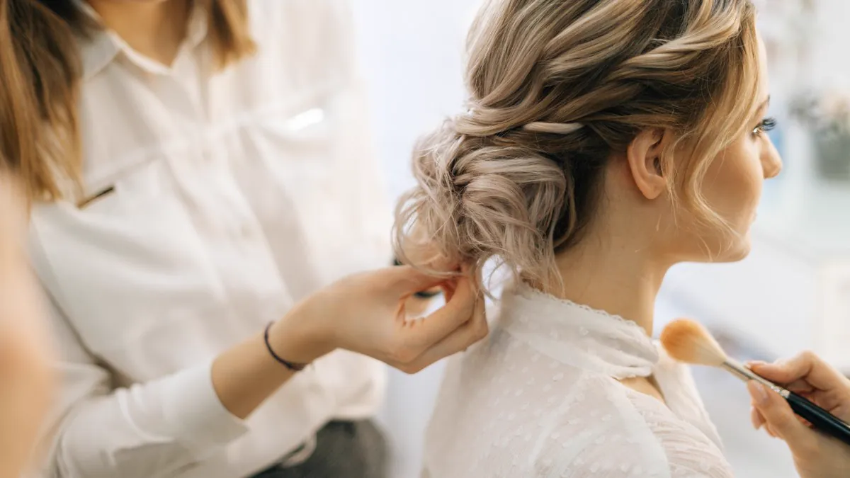 Chignon travaillé lors d’une mise en beauté en salon de coiffure