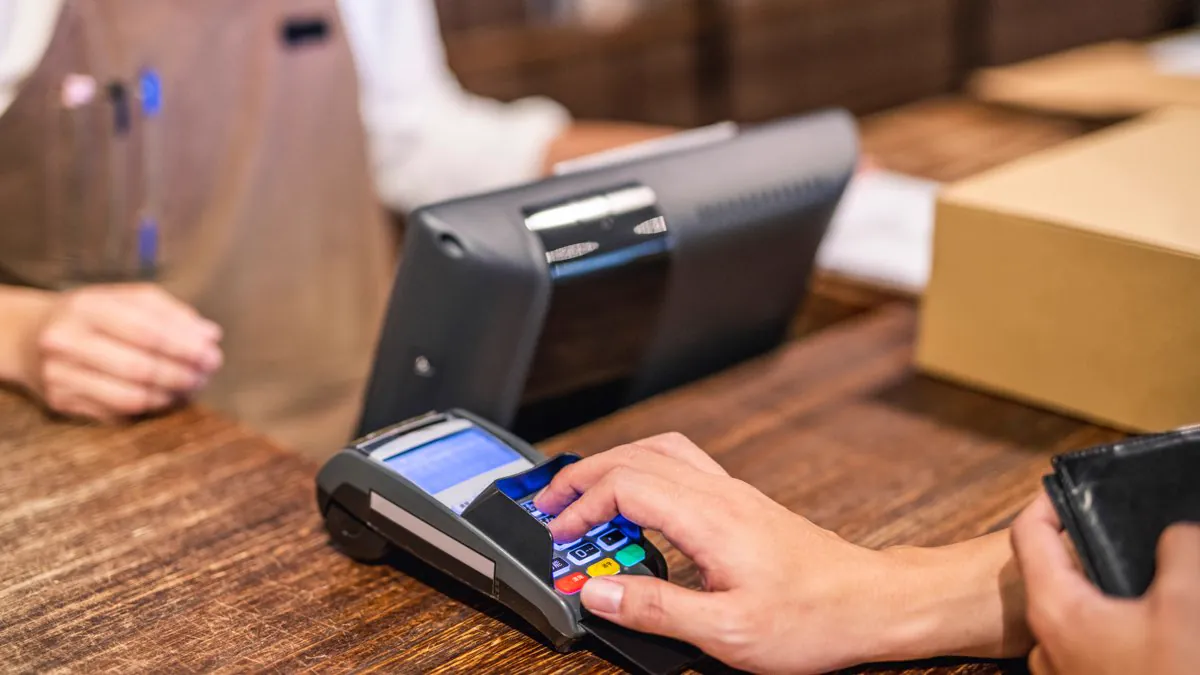 Paiement par carte sans contact au comptoir d’un commerce