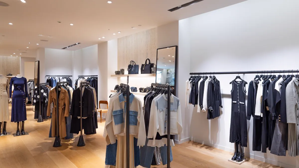 Intérieur élégant d’une boutique de prêt-à-porter