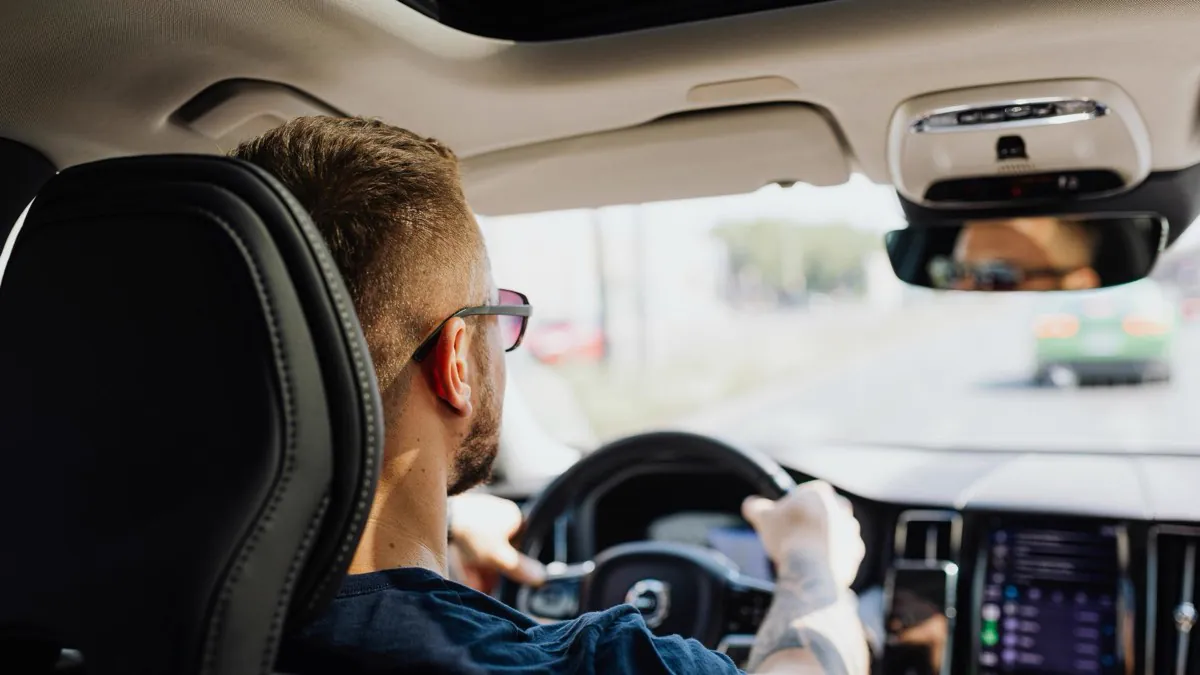 Leçon de conduite vue depuis l’intérieur du véhicule