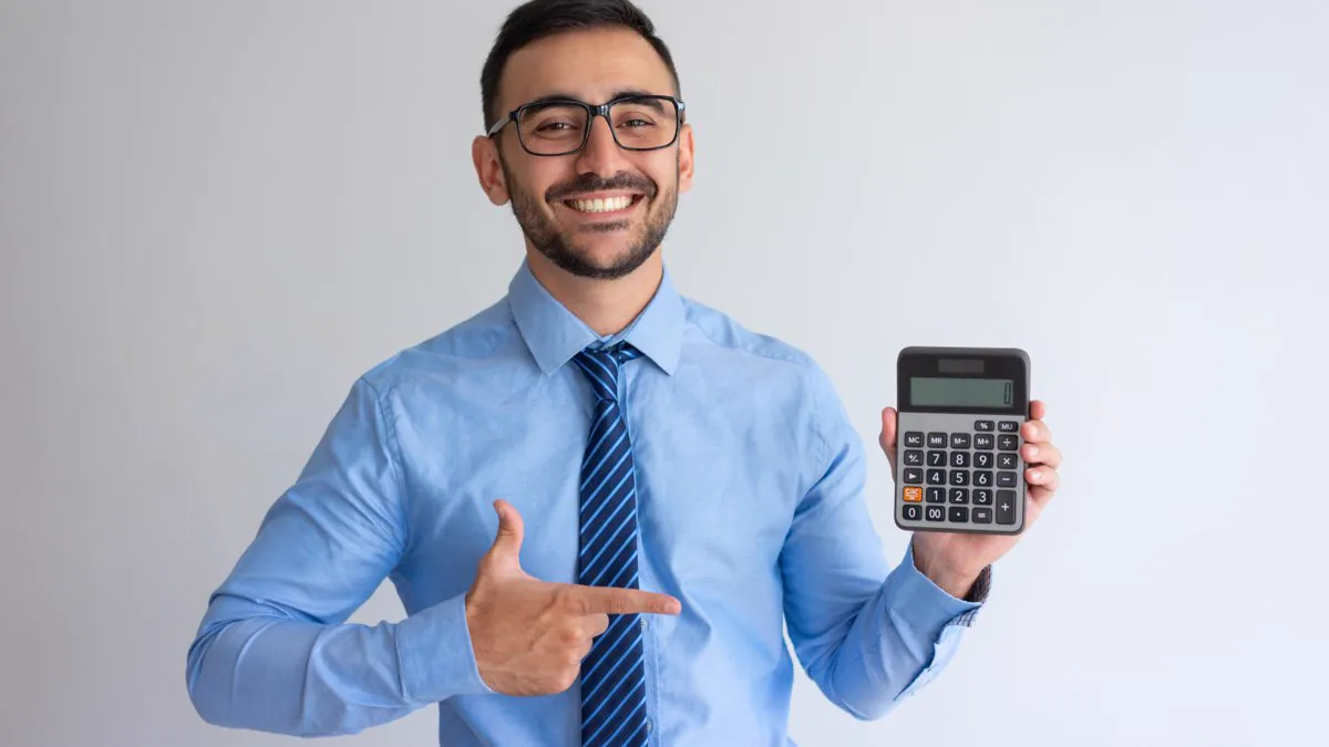 Expert-comptable souriant présentant une calculatrice