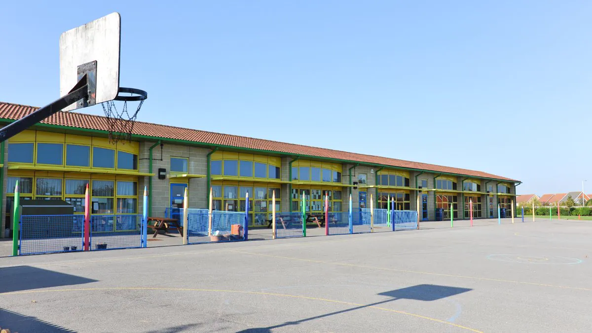 Cour de récréation et bâtiment d’une école