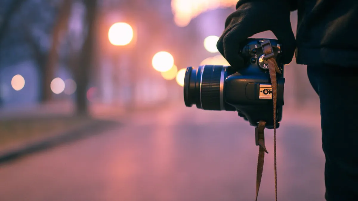 Appareil photo reflex professionnel au crépuscule, arrière-plan flou