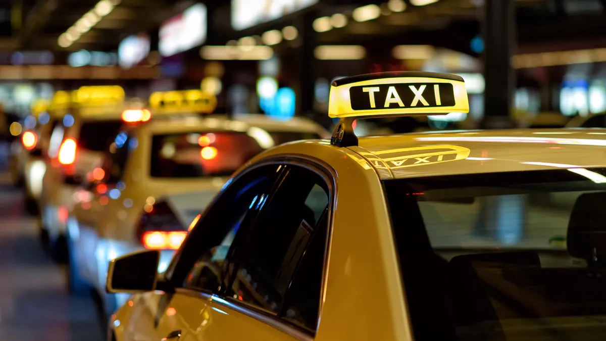 File de taxis en attente de clients à une station