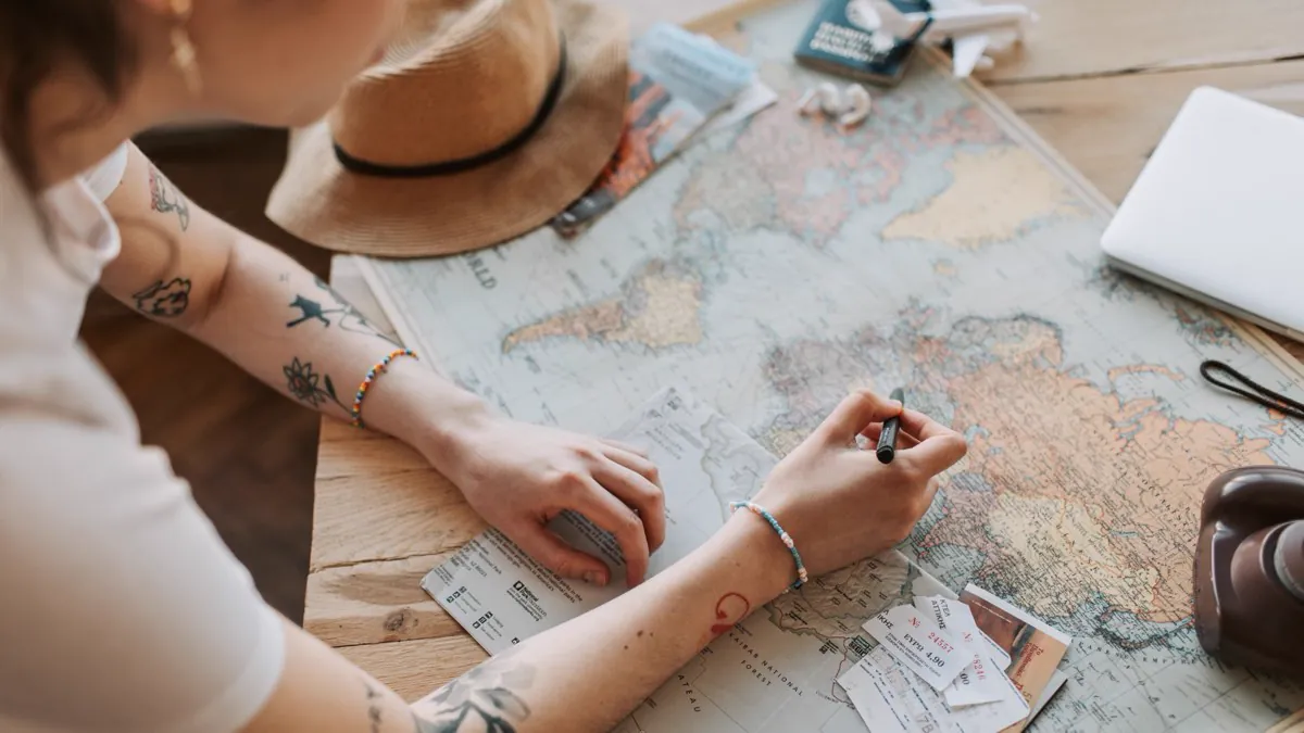 Voyageuse planifiant son itinéraire sur une carte du monde