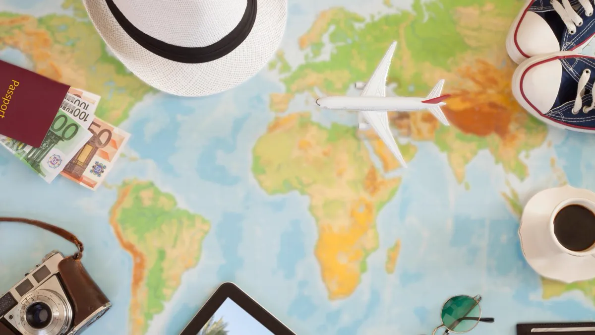 Composition voyage : carte, avion, passeport, appareil photo et accessoires