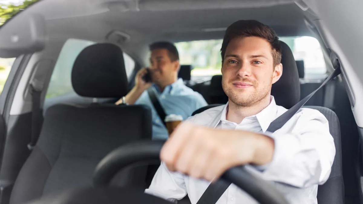 Chauffeur VTC conduisant un client