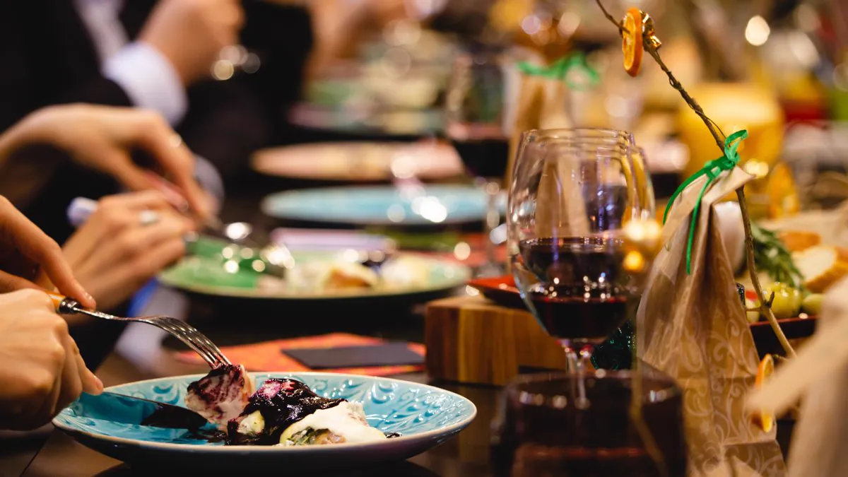 Table dressée avec plat gastronomique et verre de vin rouge