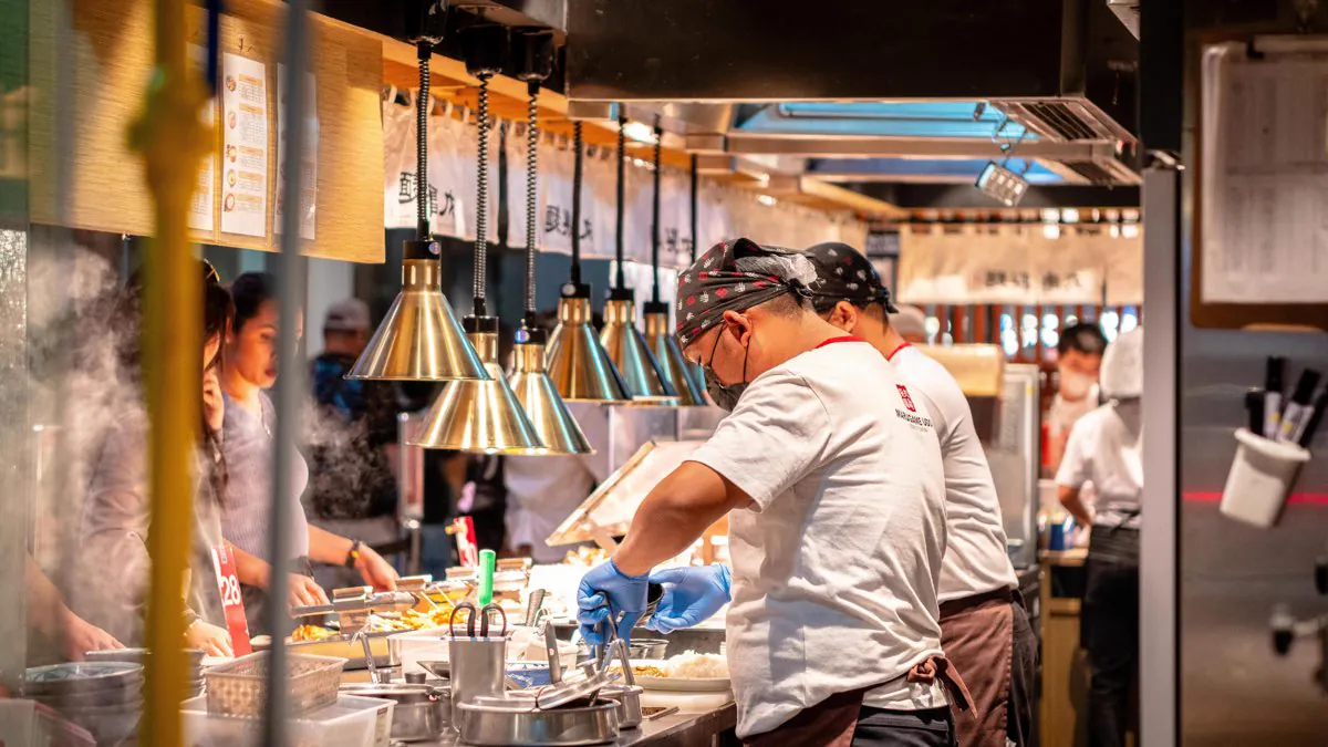 Comptoir de cuisine de rue animé avec plats préparés minute