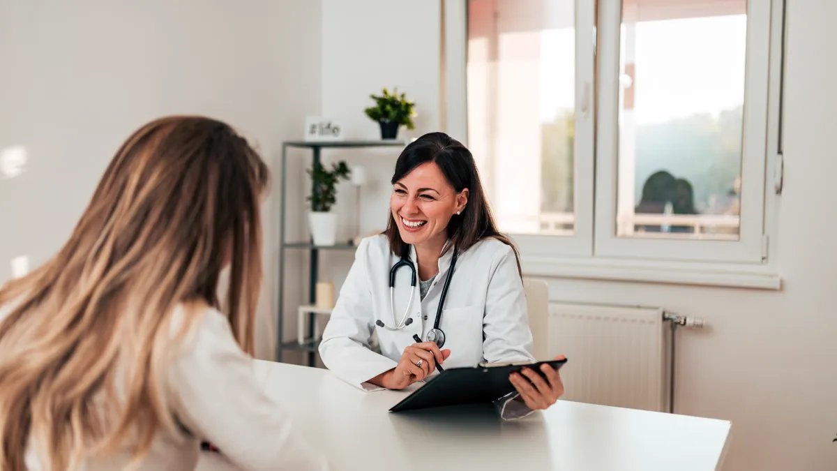 Médecin généraliste en consultation avec une patiente