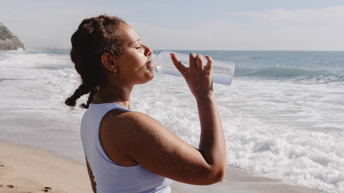Femme buvant de l’eau en plein air, bien-être