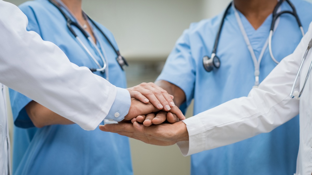 Médecin tenant les mains d’un patient