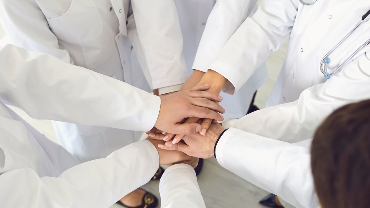 Équipe médicale, mains réunies