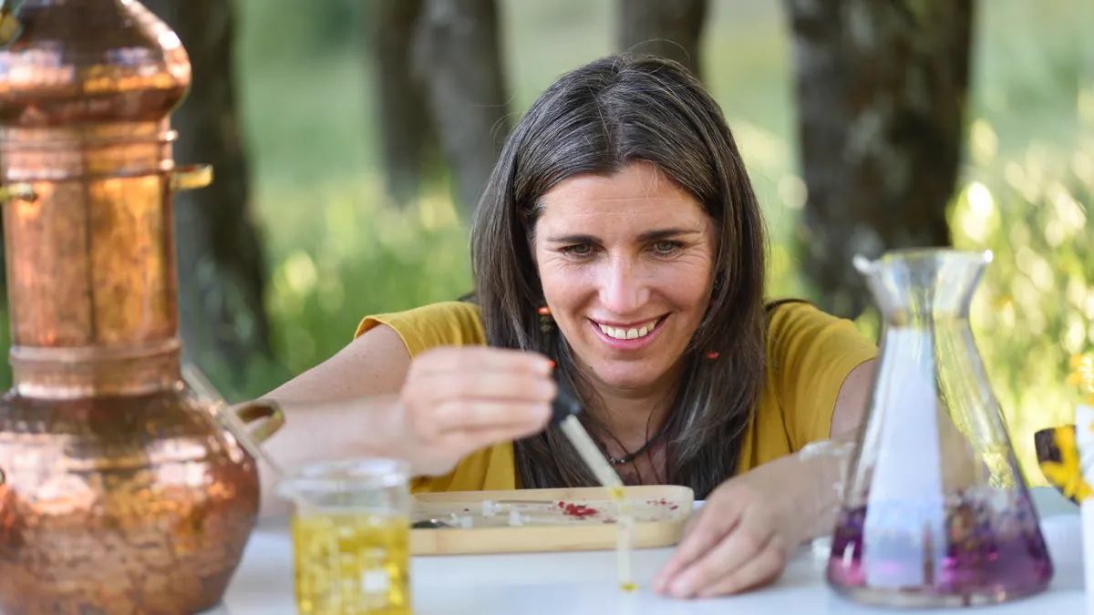 Naturopathe distillant des extraits de plantes en plein air