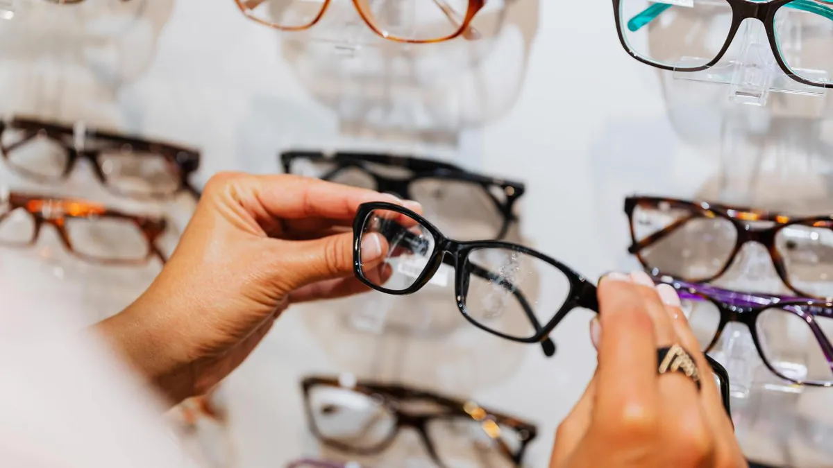 Sélection d’une monture de lunettes sur le présentoir
