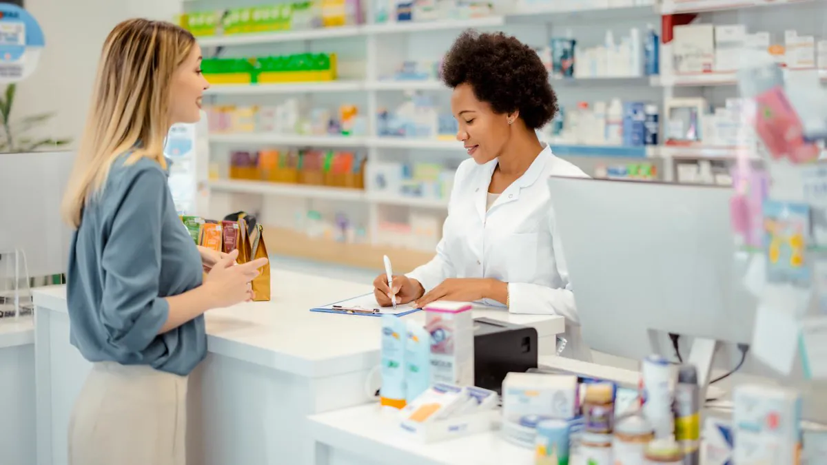 Pharmacienne conseillant une cliente au comptoir
