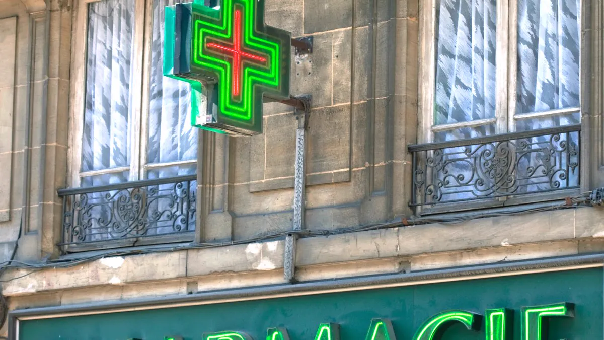 Croix verte lumineuse d’une pharmacie de quartier
