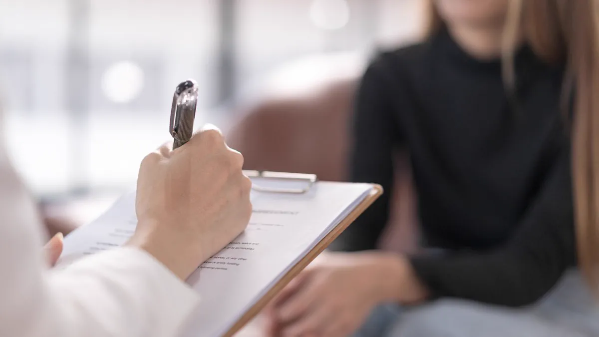 Psychologue prenant des notes lors d’une séance